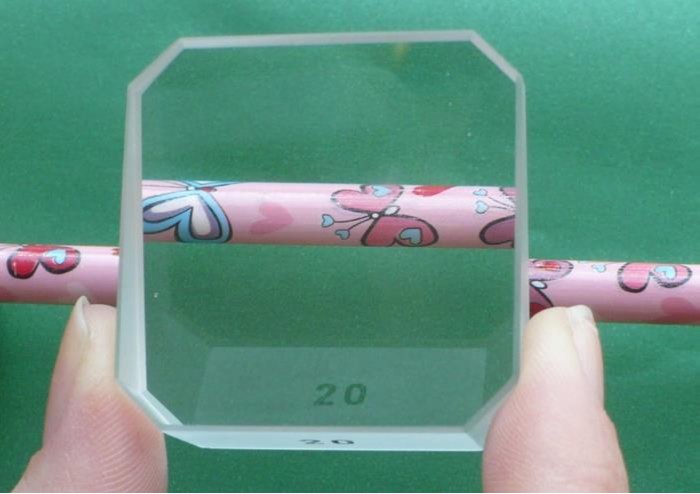 Pohled na bifokálnou dioptrickou čočku tzv. E-line typ